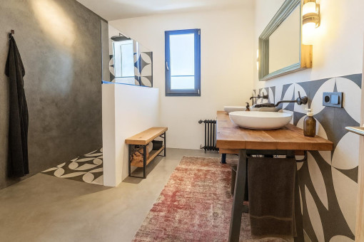Modernes Badezimmer mit Doppelwaschbecken und Dusche