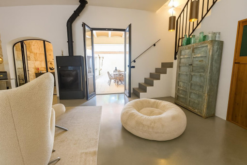 Modernes Wohnzimmer mit Zugang zur Terrasse