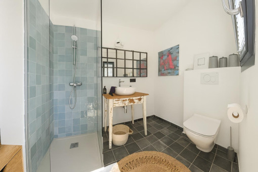 Modernes Badezimmer mit begehbarer Dusche