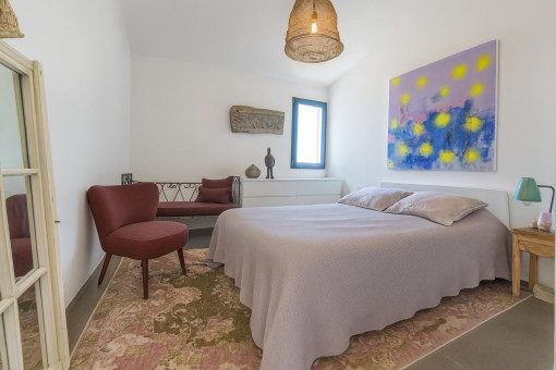 Schlafzimmer mit Kunst und Sitzbereich