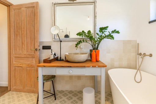 Rustikales Badezimmer mit Badewanne und Waschbecken