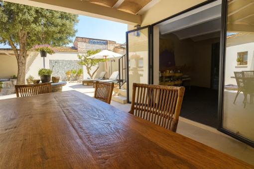 Überdachte Terrasse mit Essbereich im Freien