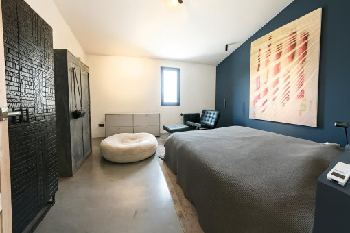 Modernes Schlafzimmer mit künstlerischer Wanddekoration