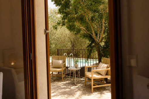 Sonnige Terrasse vor dem Haus