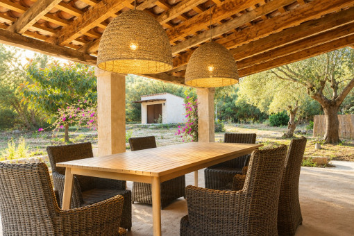 Terrasse mit Blick zur Garage