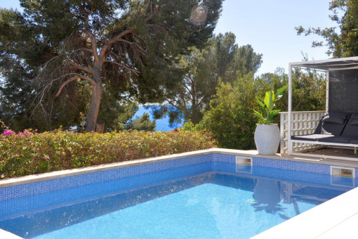 Privater Pool mit Sonnenterrasse