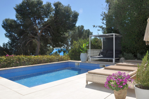 Privater Pool mit Sonnenterrasse