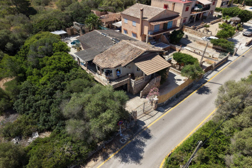 Einfamilienhaus mit Garage und Pool