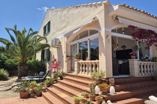 Charmantes Reihenendhaus mit Einliegerwohnung und mediterranem Garten in Cala Murada