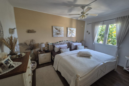 Geräumiges Schlafzimmer 