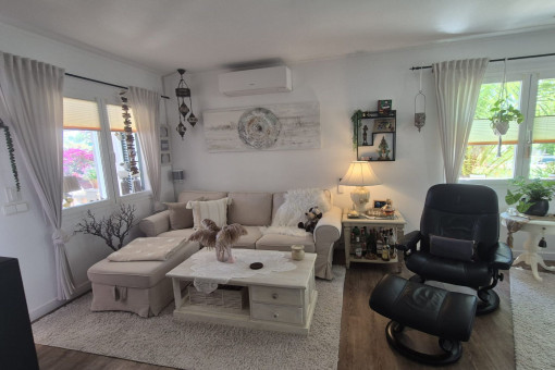Helles offenes Wohnzimmer 