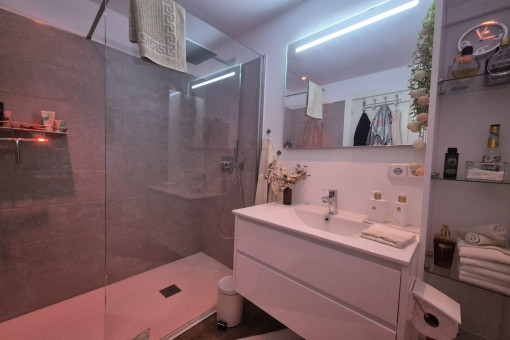 Modernes Badezimmer mit bodengleicher Dusche