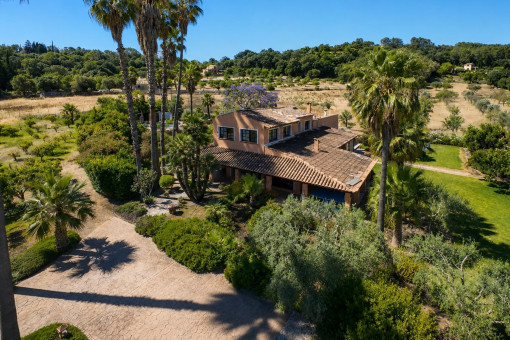 Luftaufnahme großer Villa mit Garten