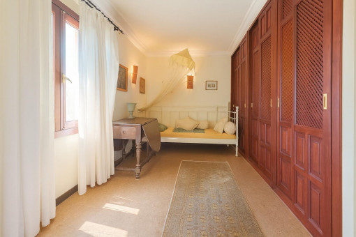 Helles Schlafzimmer mit großem Kleiderschrank
