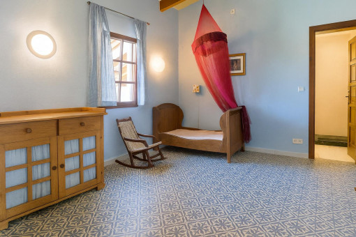 Rustikales Schlafzimmer mit dekorativem Boden