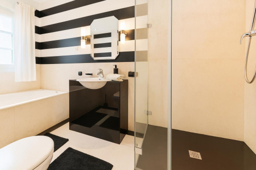 Moderne En-Suite Badezimmer mit Dusche