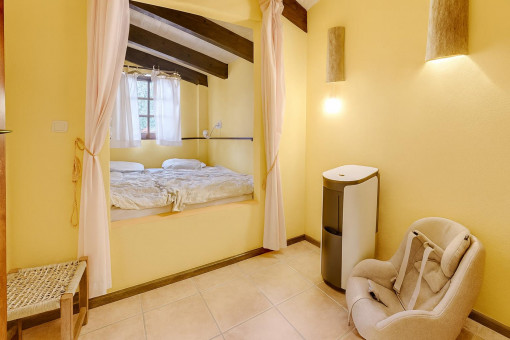 Gästezimmer mit gemütlicher Beleuchtung