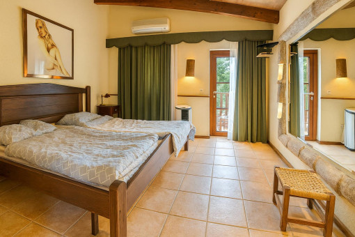 Gästezimmer mit Doppelbett und Balkonzugang