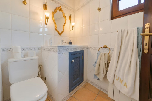 Kleines Badezimmer mit dekorativem Spiegel