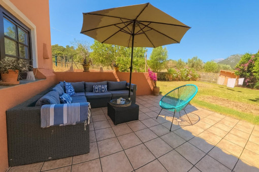 Gemütliche Terrasse mit Gartenausblick