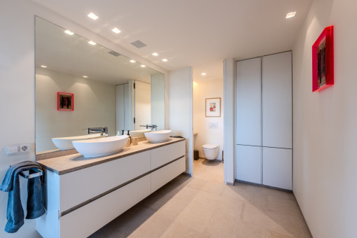 Luxuriöses Badezimmer mit moderner Ausstattung