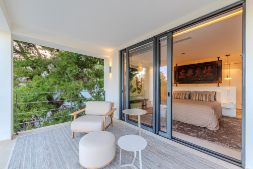 Helles Master-Schlafzimmer mit direktem Zugang zur Terrasse