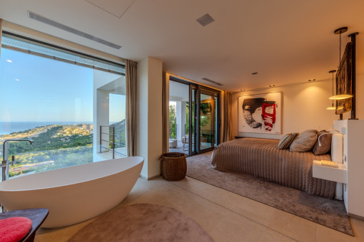 Elegantes Schlafzimmer mit Panoramablick auf das Meer