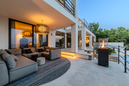 Elegante Lounge-Terrasse mit mediterraner Abendstimmung
