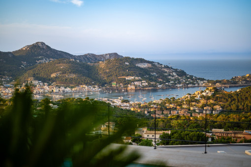 Weitläufiger Blick über die mediterrane Landschaft und die Bucht