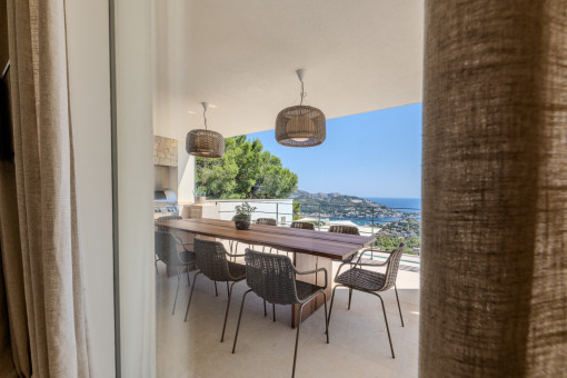 Großzügige Terrasse mit freiem Blick auf das Mittelmeer