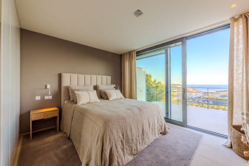 Elegantes Schlafzimmer mit Panoramablick auf das Meer