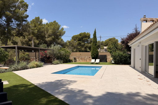 Gepflegter Terrassenbereich mit Pool