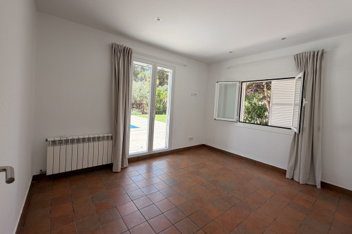 Hauptschlafzimmer mit Zugang auf die Terrasse 