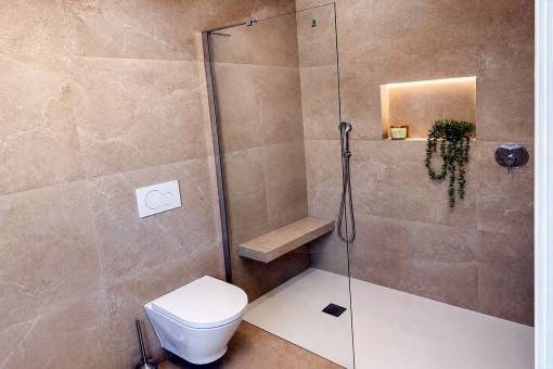 Zwei Moderne und geräumige Badezimmer