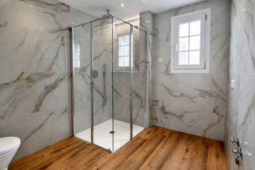 Zwei Moderne und geräumige Badezimmer