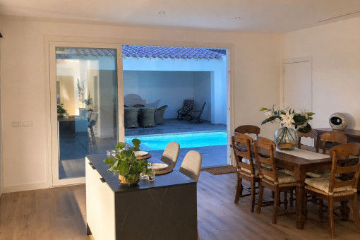 Kochinsel mit Blick zum Pool