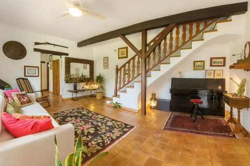 Geräumiges Wohnzimmer mit Treppe