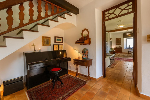 Einladender Flur mit Klavier und Treppe