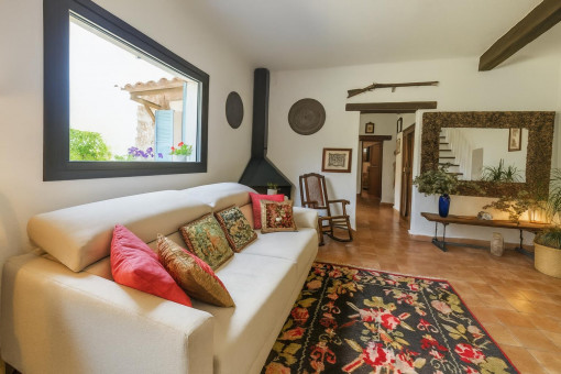 Gemütliches Wohnzimmer mit Kamin und Dekoration