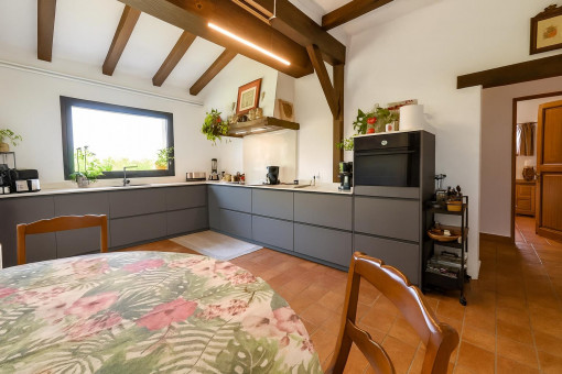 Moderne Küche mit Holzdeckenbalken