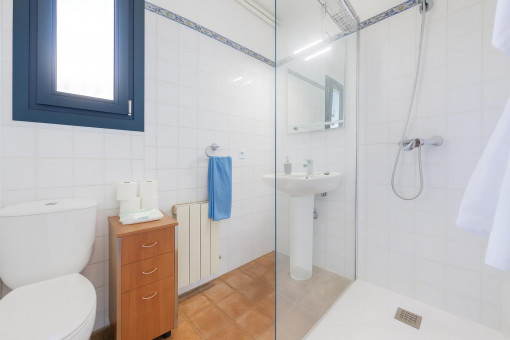 Helles modernes Badezimmer mit Dusche und Toilette