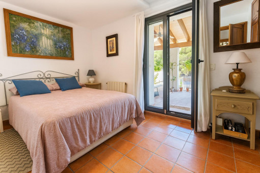Gemütliches Schlafzimmer mit Balkonzugang