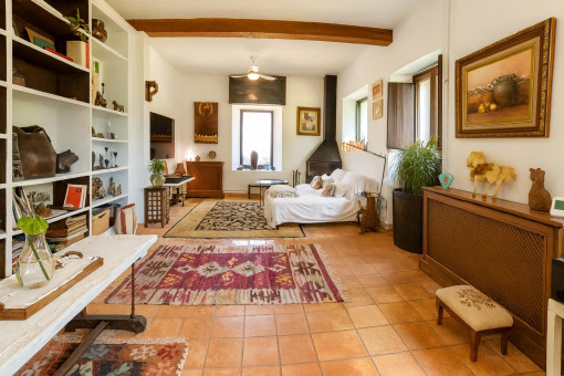 Geräumiges Wohnzimmer mit Kamin