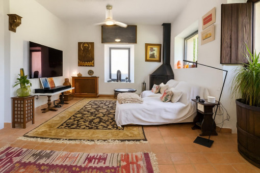 Gemütliches Wohnzimmer mit Kamin und Fernseher