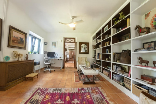 Gemütliches Wohnzimmer mit Bücherregalen