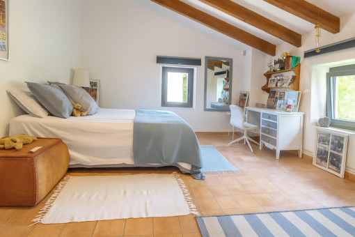 Gemütliches helles Schlafzimmer im Obergeschoss