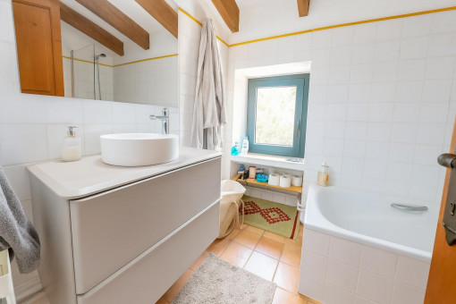 Helles kleines Badezimmer mit Badewanne