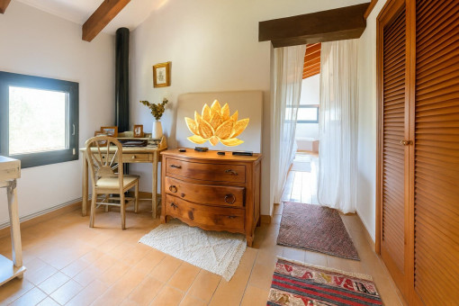 Helles Schlafzimmer mit Arbeitsbereich
