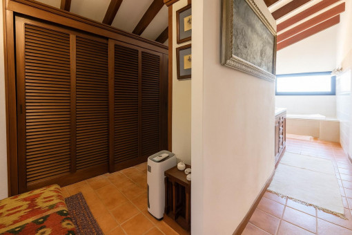 Schlafzimmer mit Ankleide und Dachfenster
