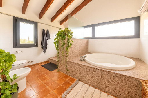 Helles Badezimmer mit Eckbadewanne